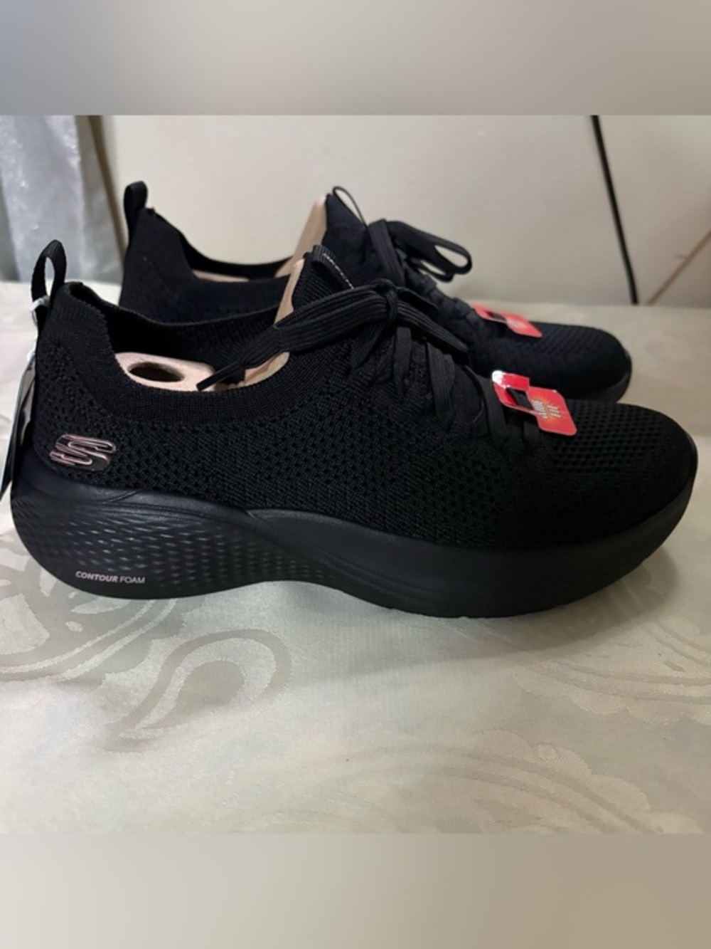 Skechers Women’s Black Knit Lace-Up casual athletic sneakers size 6.5 wide